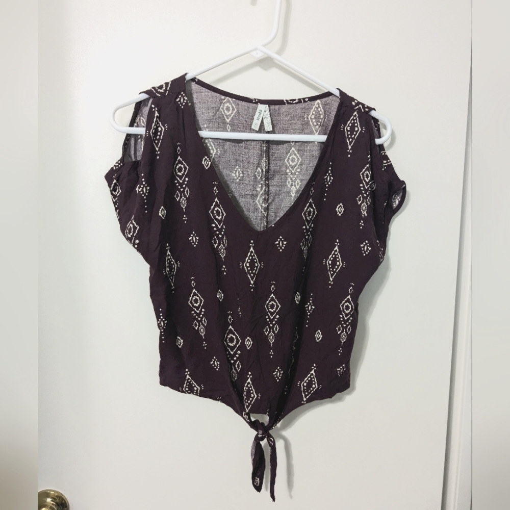 🌕 Mudd maroon cold shoulder crop top!